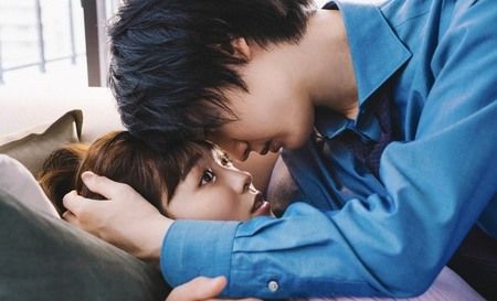 ドラマ「コーヒー&バニラ」で福原遥と桜田通が密着するシーン